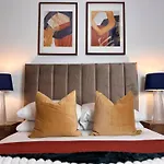 Deluxe Tower Bridge Apartment